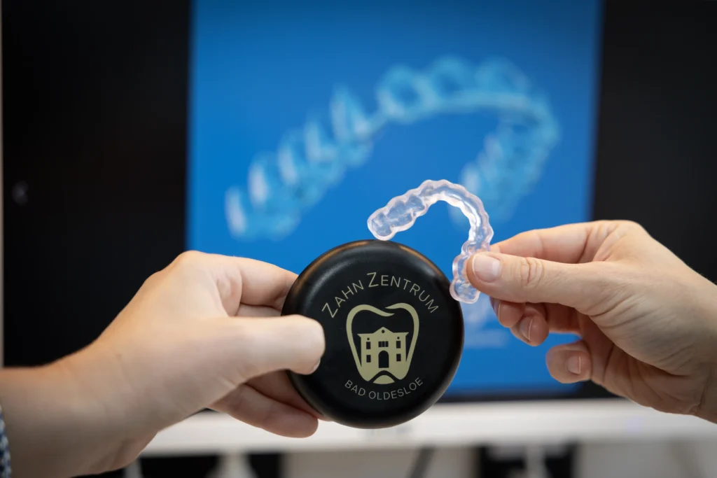Invisalign-Schiene und Behandlungsplanung am Bildschirm in Bad Oldesloe