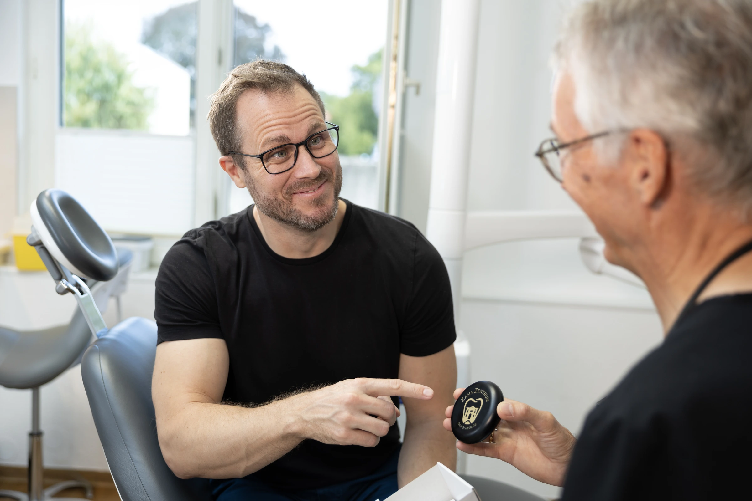 Gespräch über die Alignerschienen, Invisalign in Bad Oldesloe