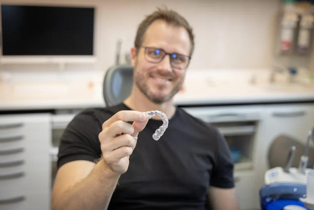 Invisalign Bad Oldesloe: transparente Aligner-Schiene beim Einsetzen