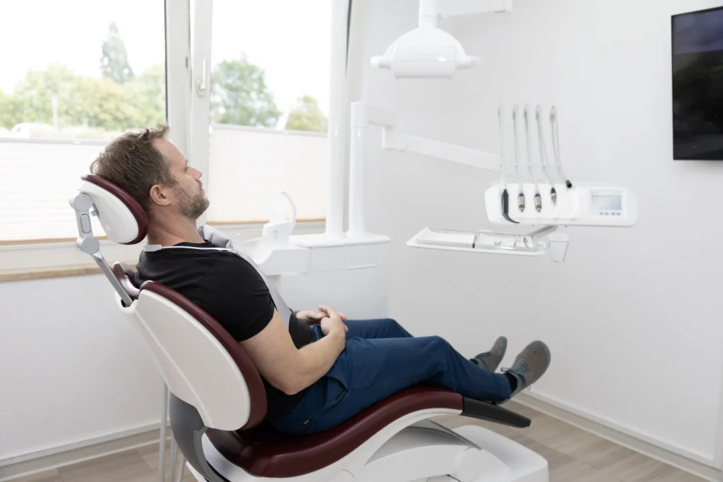 Patient vor dem Eingriff im Behandlungszimmer, Kieferchirurgie Bad Oldesloe