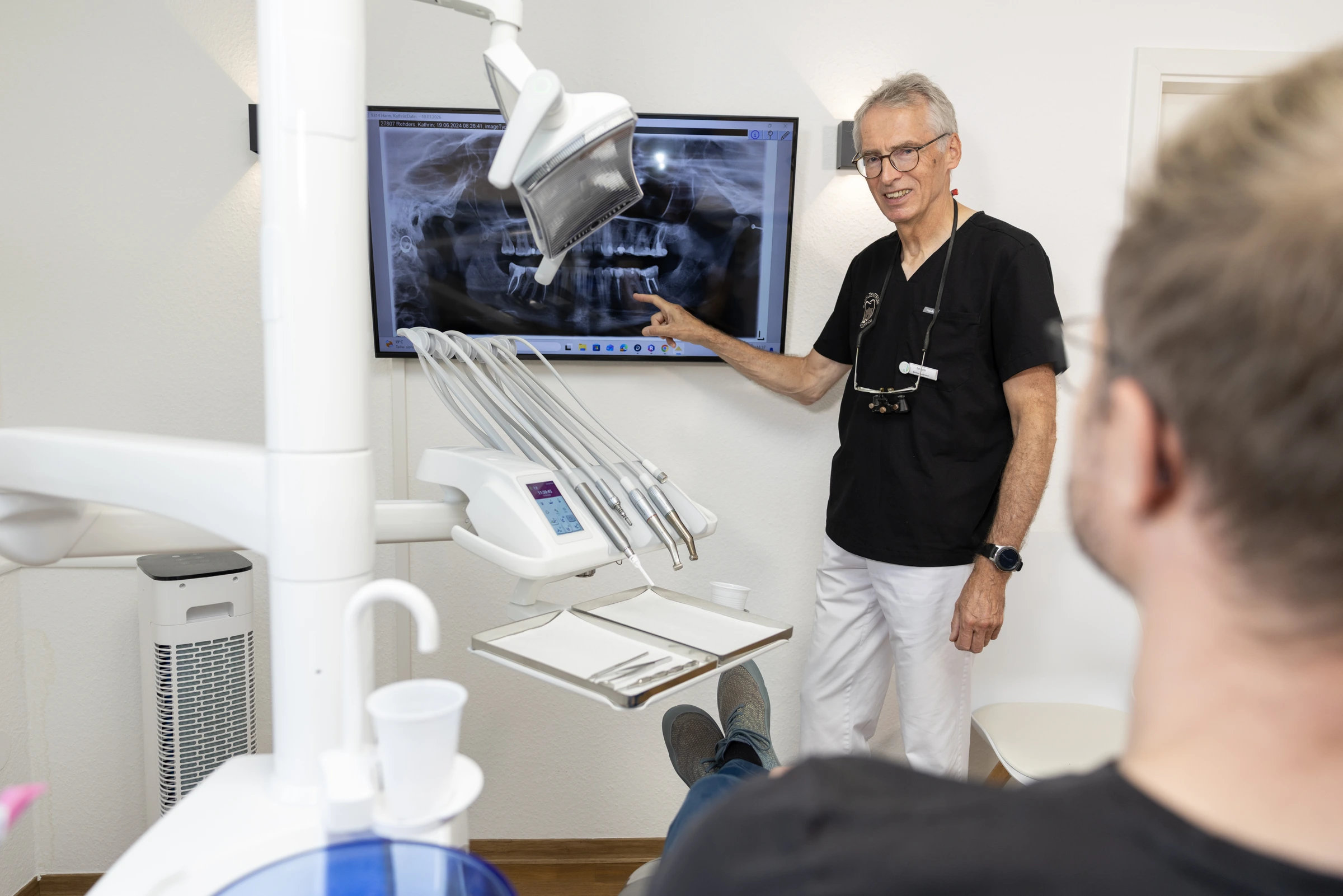 Besprechung eines Röntgenbildes, Oralchirurgie beim Zahnarzt in Bad Oldesloe