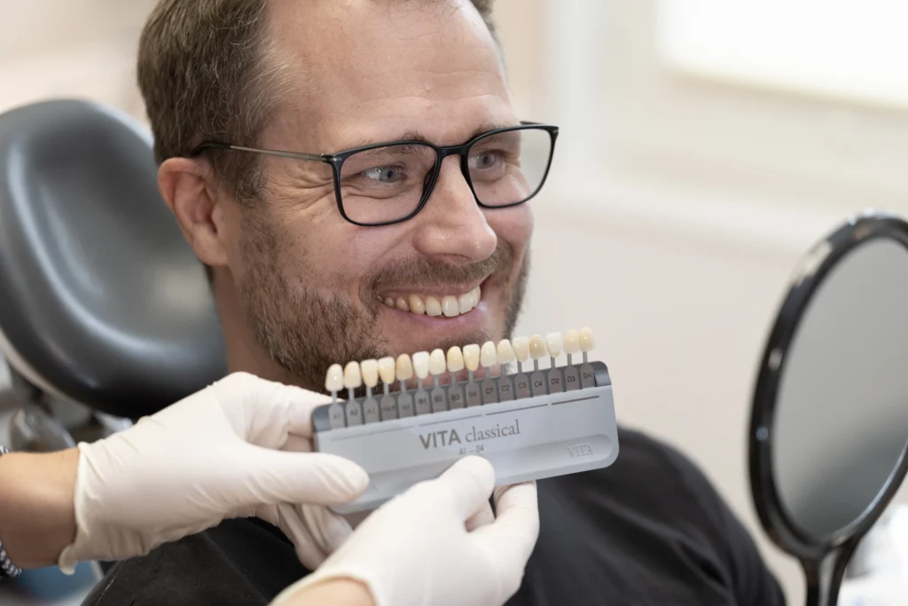 Veneers Bad Oldesloe: Farbbestimmung mit der Farbskala