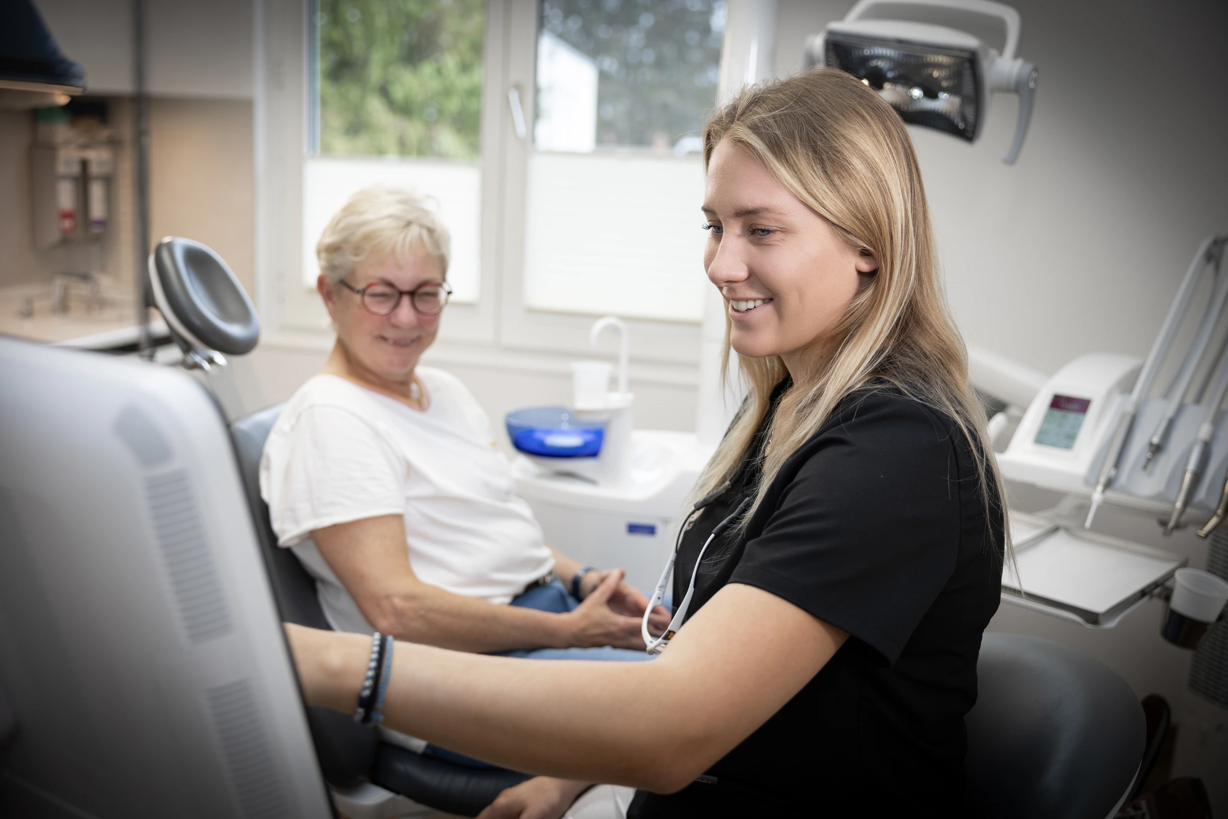 Patientengespräch zum Bleaching im Behandlungszimmer in Bad Oldesloe