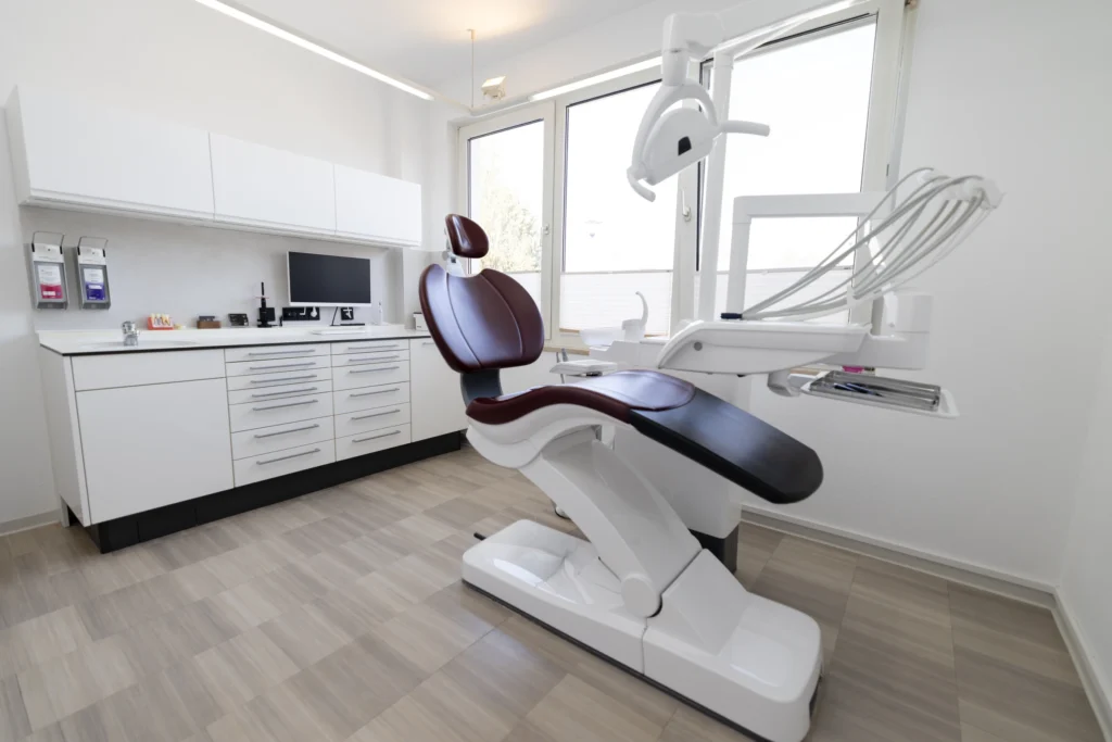 Behandlungszimmer mit farbiger Wand beim Zahnarzt in Bad Oldesloe