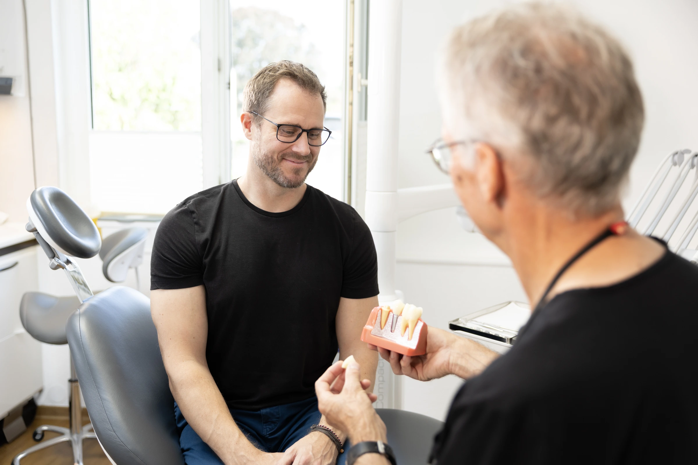 Patientengespräch zur Implantatberatung, Zahnimplantate Bad Oldesloe