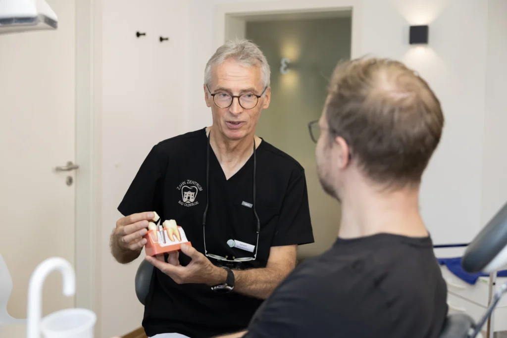 Zahnimplantate Bad Oldesloe: Beratung am Implantatmodell