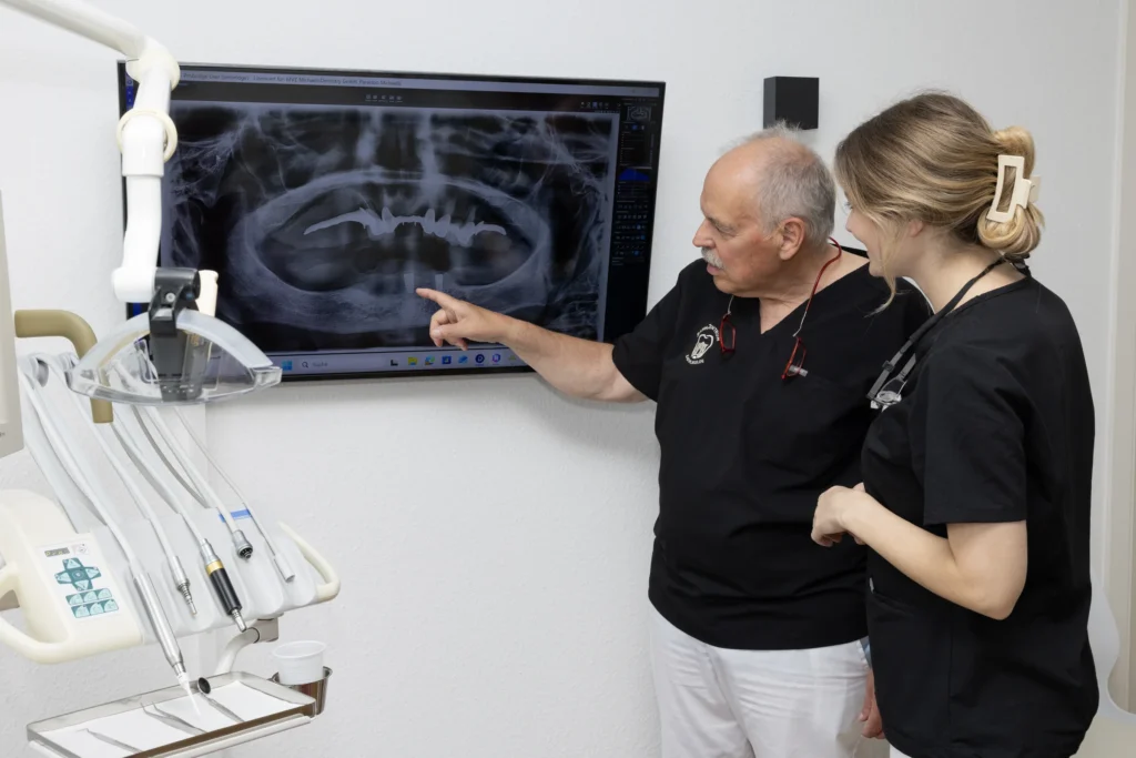 Röntgenbild mit Implantaten in der Befundbesprechung beim Zahnarzt in Bad Oldesloe